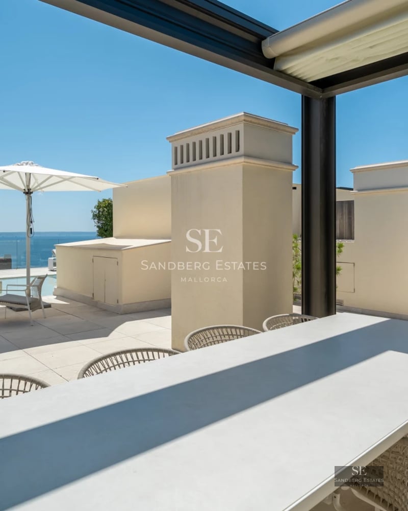 Image of a modern terrace with a pool, sun loungers, and garden area. Minimalist architecture, ideal for relaxation.