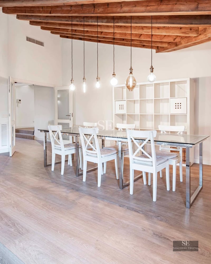 Image of a luxurious villa with infinity pool, surrounded by greenery and panoramic views. Modern and elegant architecture.