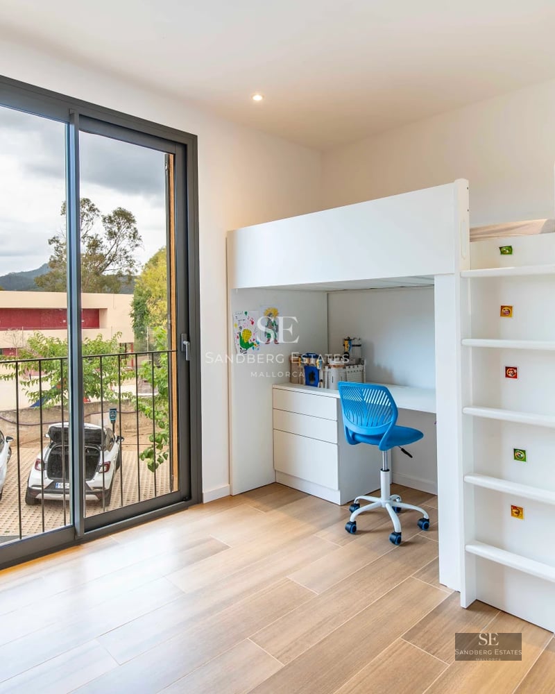 View of a swimming pool with sun loungers, surrounded by greenery and a modern building with large windows. Elegant and contemporary design.