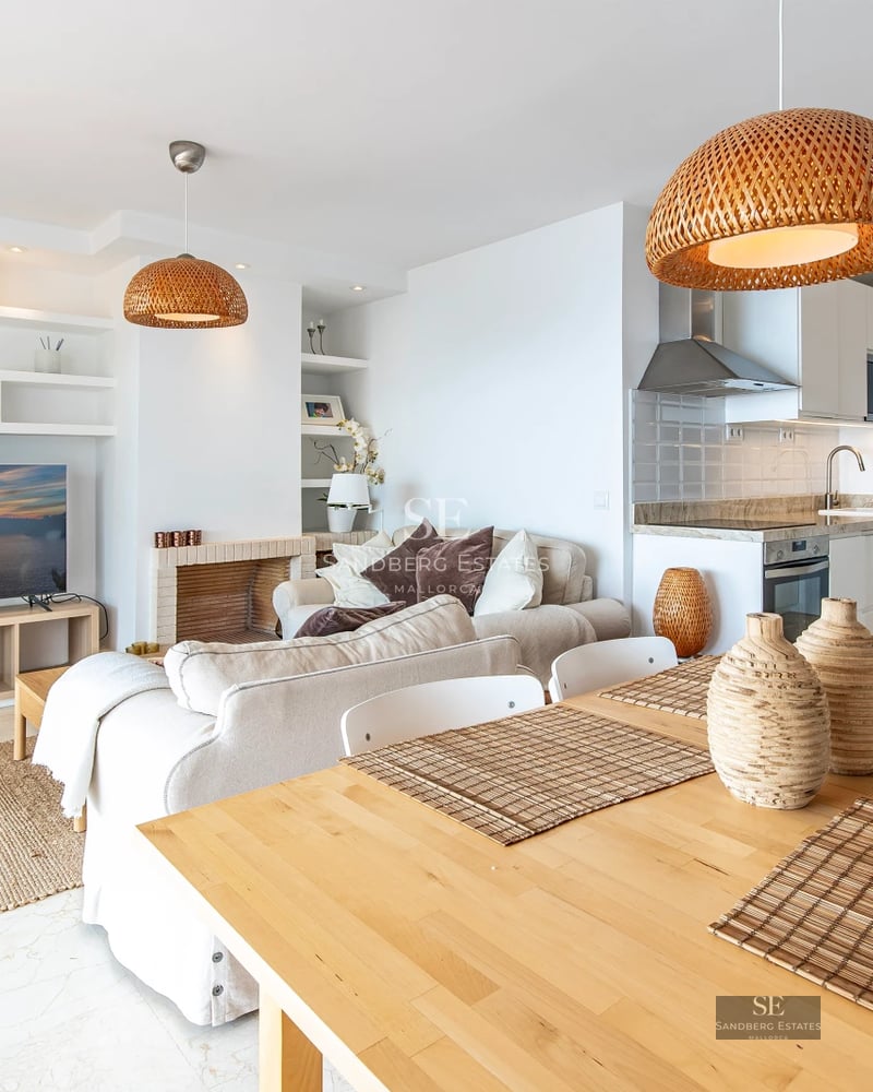 Spacious living room with ocean view through panoramic windows. Modern furniture, natural light, and a terrace with panoramic views. Elegance and comfort.