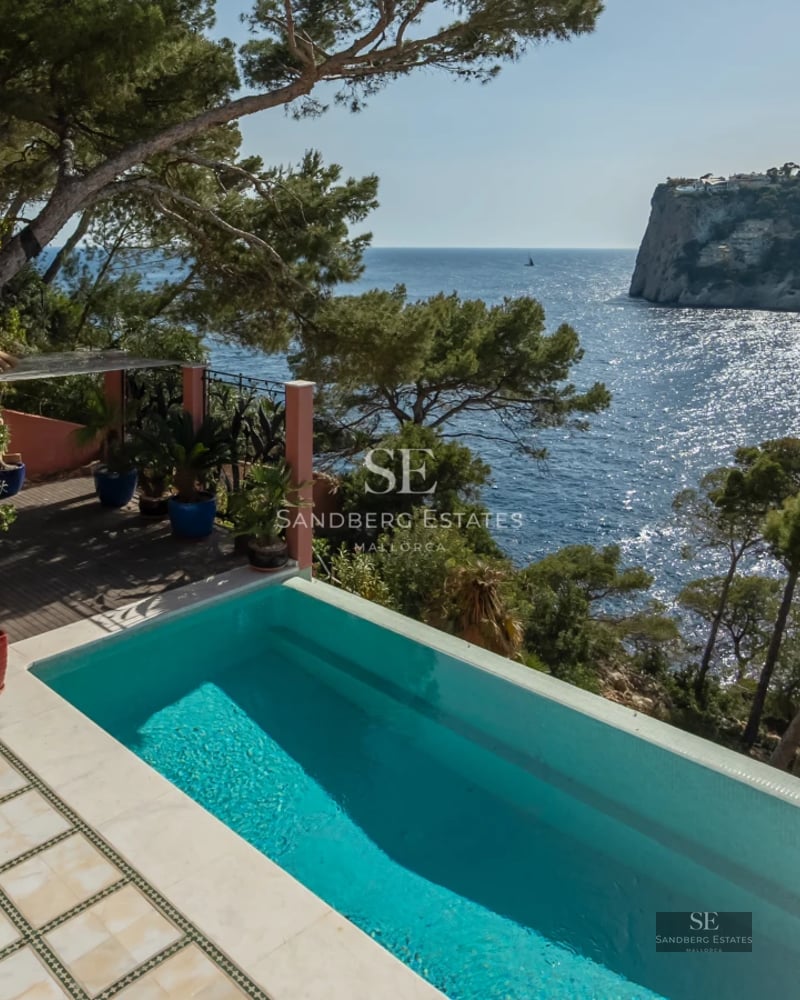 Modern penthouse with large terrace, glass railings & stunning views. Minimalist design with soft lighting and relaxing atmosphere.
