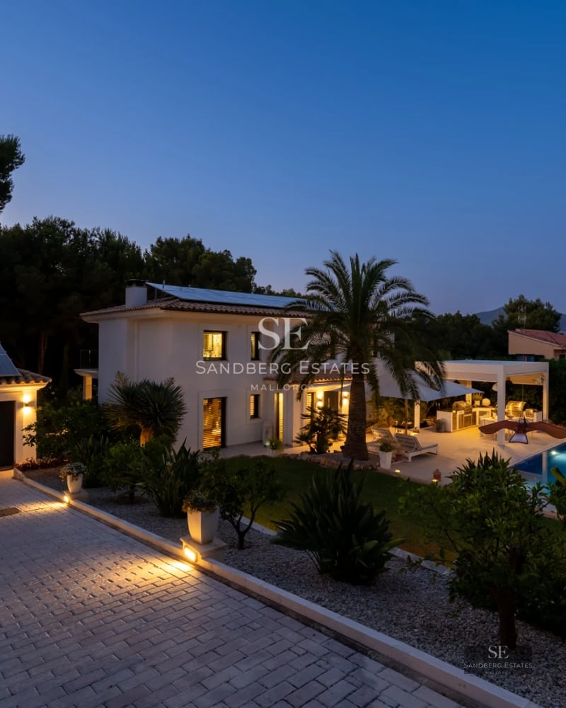 View of a luxurious modern villa with pool, lush garden, large windows, and minimalist design. Natural lighting and elegant textures.