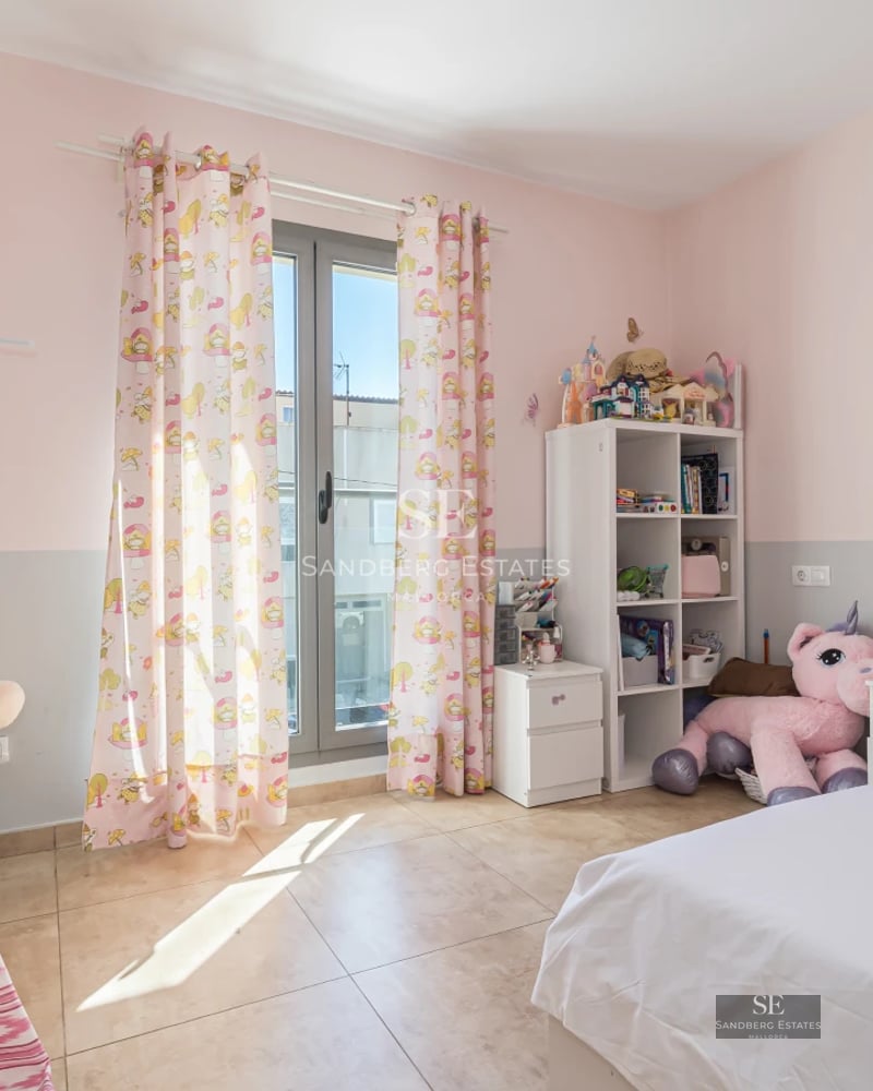 Exterior view of a modern villa with an infinity pool, surrounded by gardens and featuring large windows. Minimalist architecture.