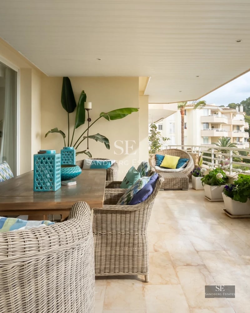 Exterior view of modern villa with infinity pool, lush garden, and minimalist architecture. Luxury and comfort in an exclusive setting.