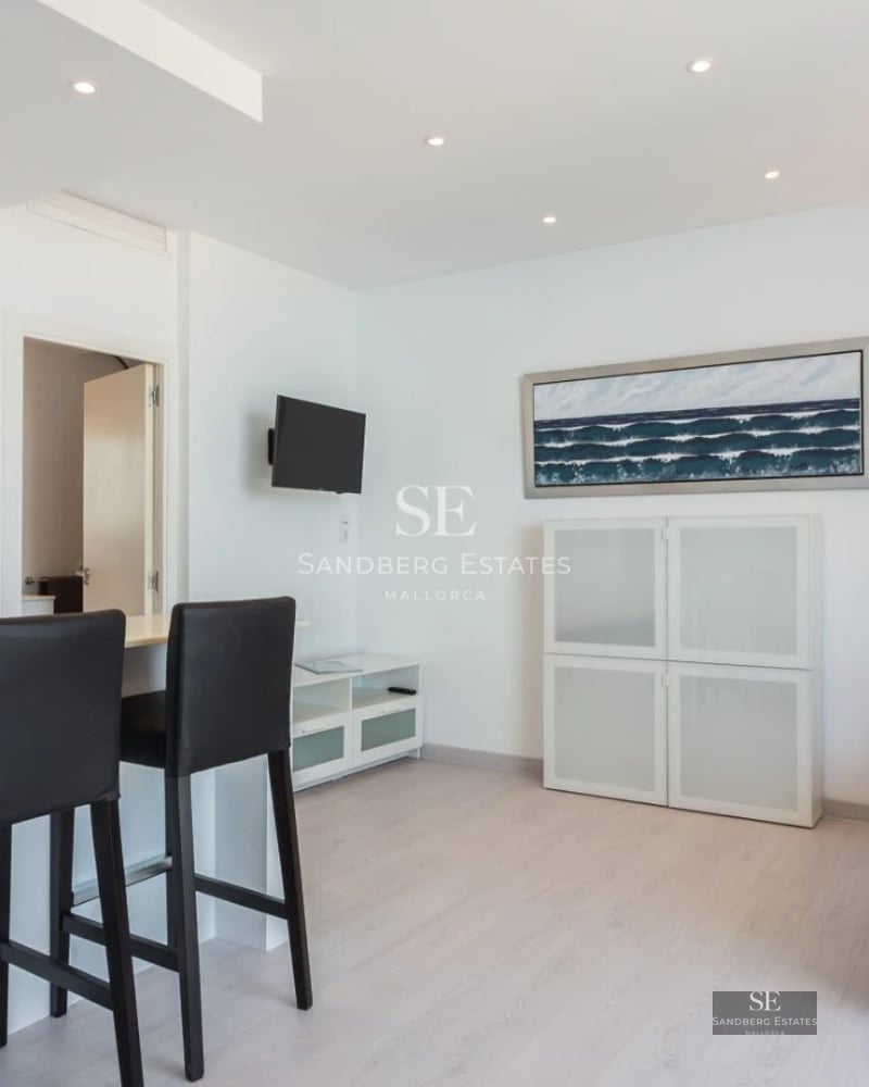 View of a luxurious infinity pool surrounded by an elegant garden. Modern design with ample green spaces and panoramic views.