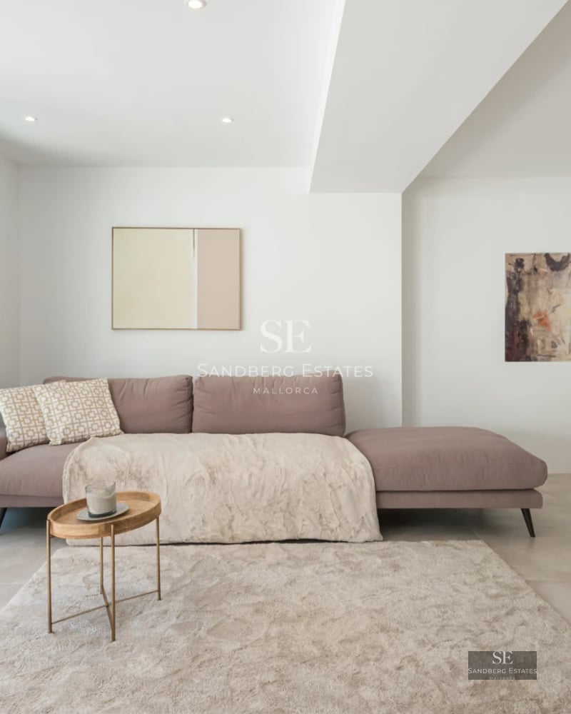 Exterior of a modern villa featuring an infinity pool, expansive windows, and lush gardens. Minimalist and elegant design.