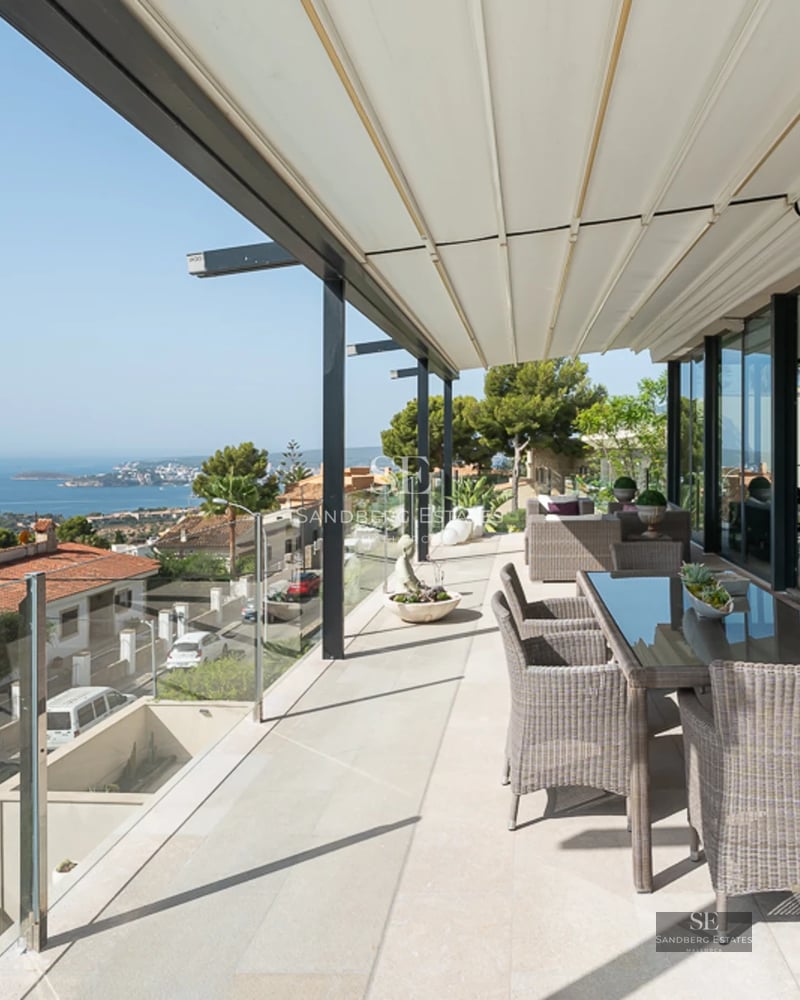 Spacious terrace with sea view, infinity pool, sun loungers, and elegant outdoor furniture. Modern design and high-quality finishes.