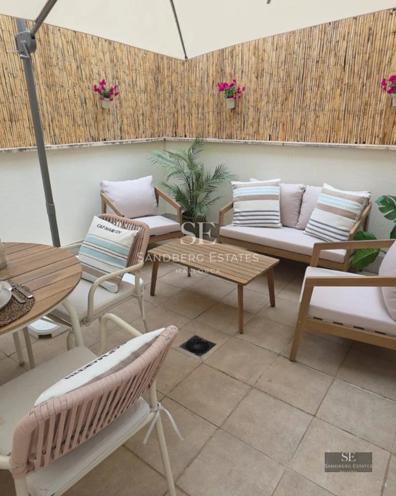 Bright penthouse with large windows, a spacious balcony, and contemporary design. Panoramic sea views. Luxurious finishes.