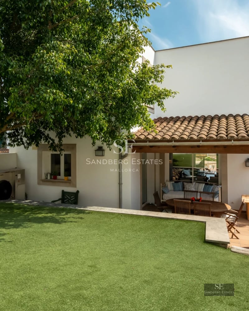 Pool view, large garden, modern architecture, big windows, lush vegetation, elegant design, ideal for relaxation.
