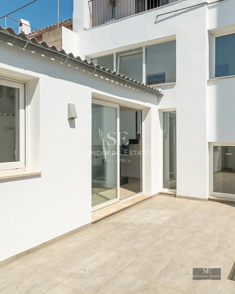 Exterior view of a modern villa featuring a swimming pool, manicured garden, large windows, and avant-garde architectural design.