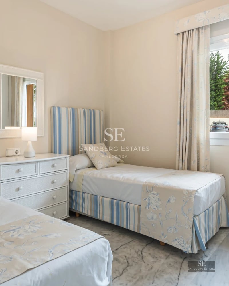 View of an elegant villa with a pool, manicured lawn and modern architecture. Ideal for real estate investment.