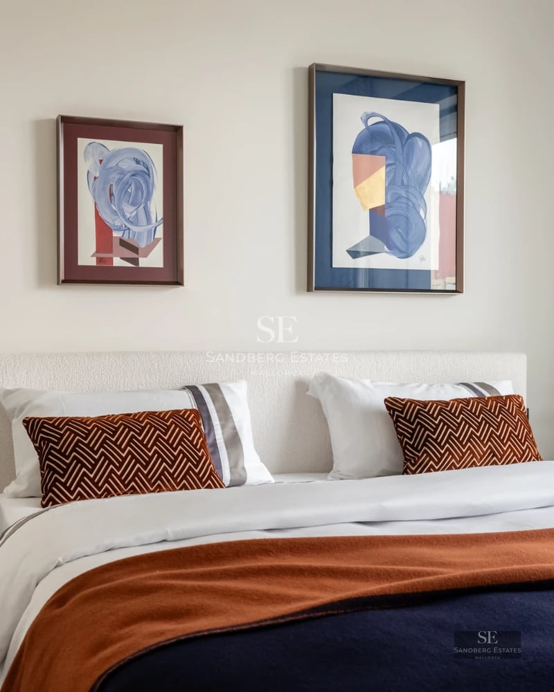 Panoramic view of a luxury home with an infinity pool, lush garden, and modern architectural design. Open and bright spaces.