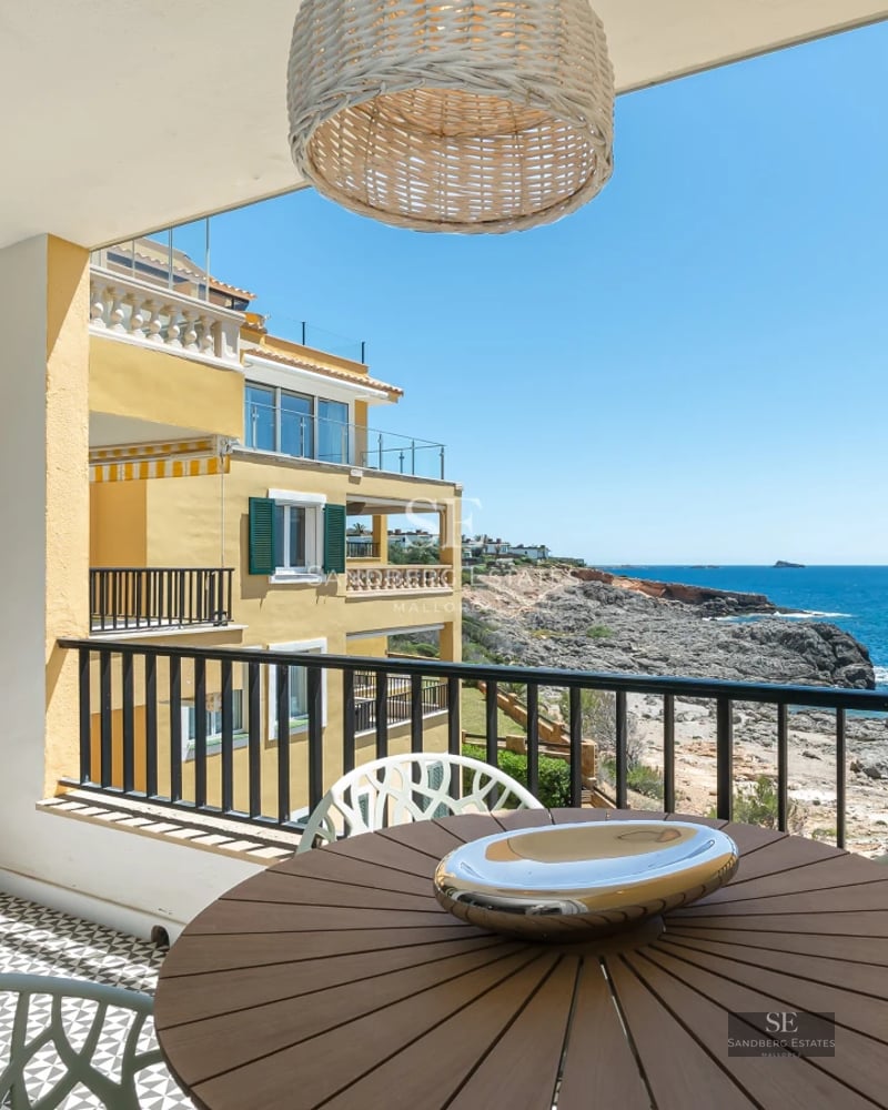 Exterior view of a modern villa with an infinity pool, large windows, and lush vegetation. Contemporary architecture and avant-garde design.