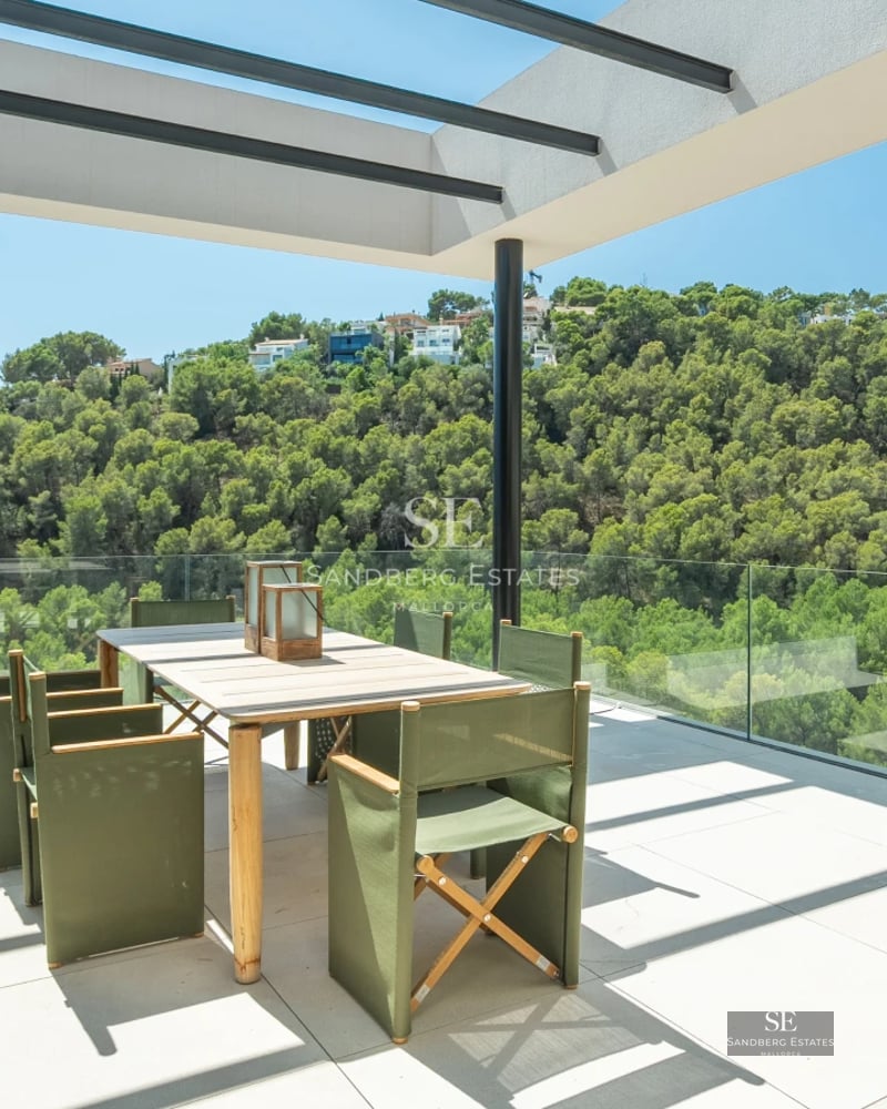 Bright living room with balcony and sea view. Modern design with elegant furniture and high-quality finishes. Large windows.