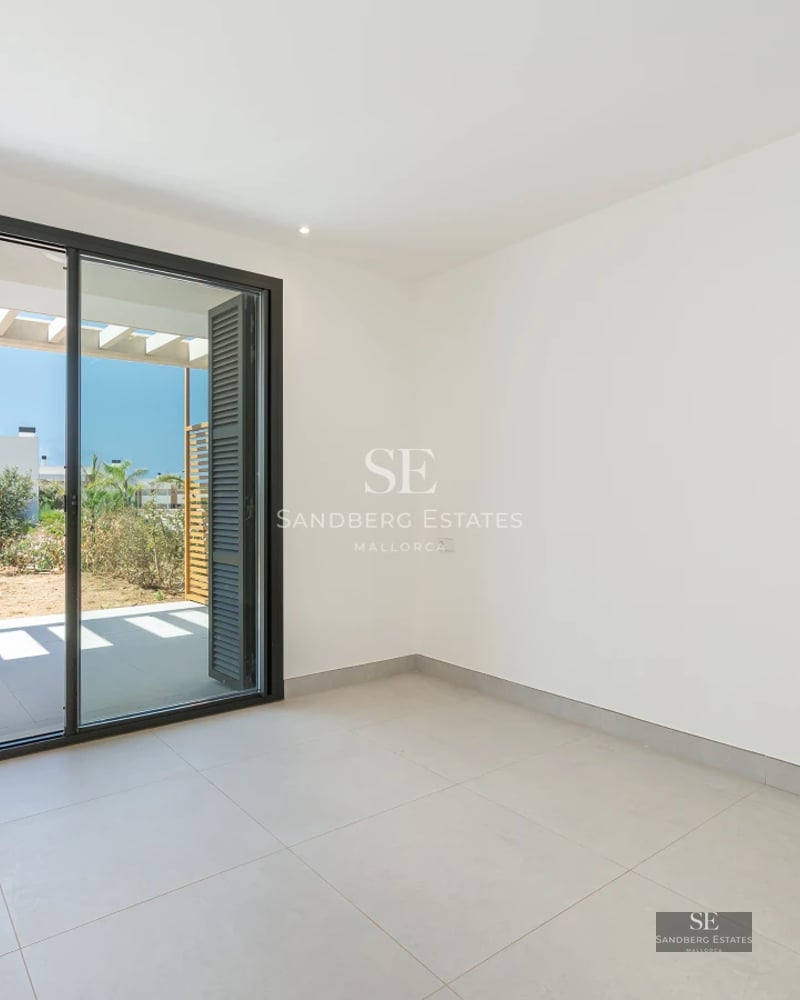 Spacious balcony with panoramic sea views. Modern design with glass railing, ideal for outdoor relaxation.
