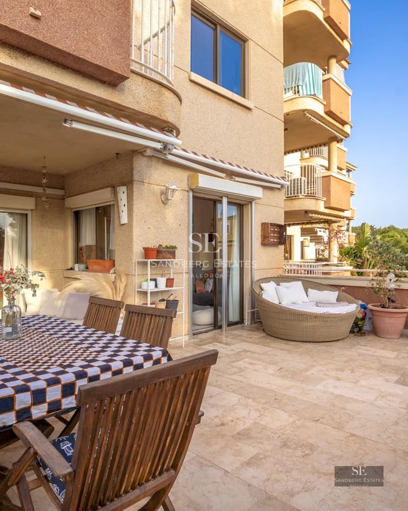 Extérieur moderne avec piscine réfléchissante, architecture minimaliste, larges fenêtres et aménagement paysager luxuriant. Design élégant et relaxant.