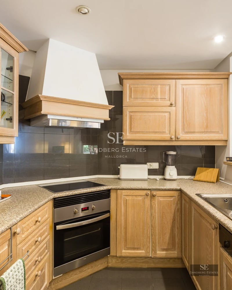 Exterior of modern villa with infinity pool. Minimalist architecture, large windows, and manicured landscaping. Ambient lighting.