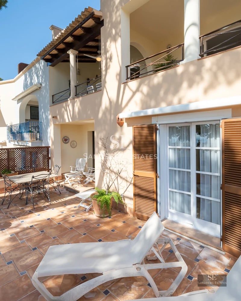 Modern villa with infinity pool, sun loungers, and panoramic views. Minimalist design, elegant architecture. Ideal for relaxation and enjoyment.