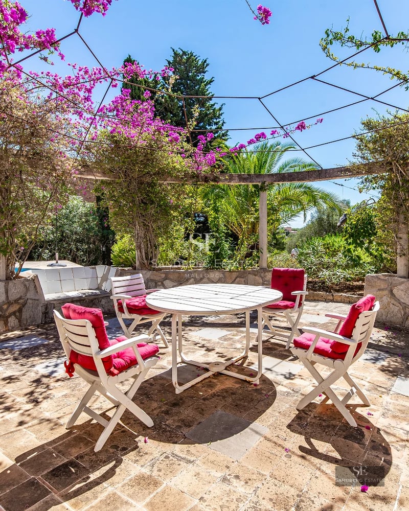 Exterior view of a modern house with a pool, garden area and ample space. Natural lighting and minimalist design.