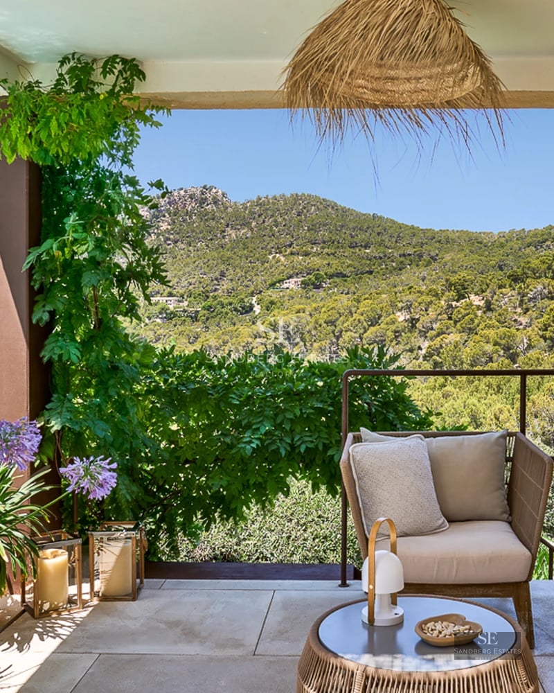 View of a modern villa with an infinity pool. Minimalist design, large windows and lush garden. Contemporary architecture.