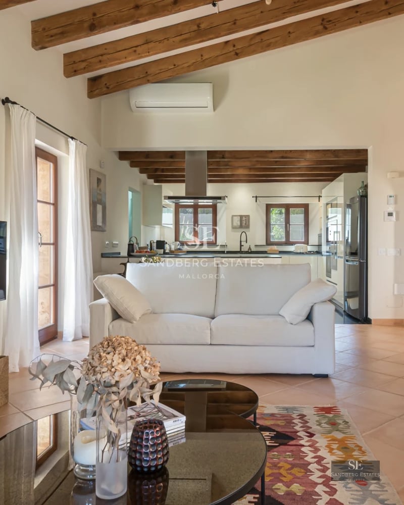 Terrace with infinity pool, sea view, modern and minimalist design. Elegant furniture and abundant natural light.