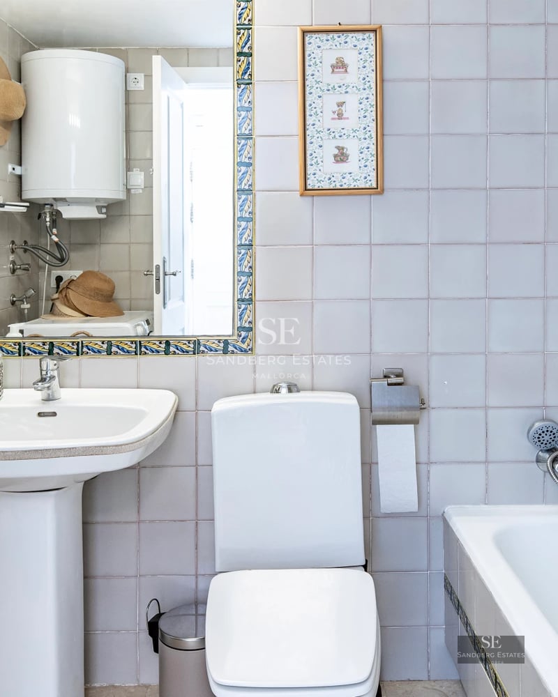 Bright living room with large windows, modern furniture and panoramic ocean views. Elegant and spacious design.