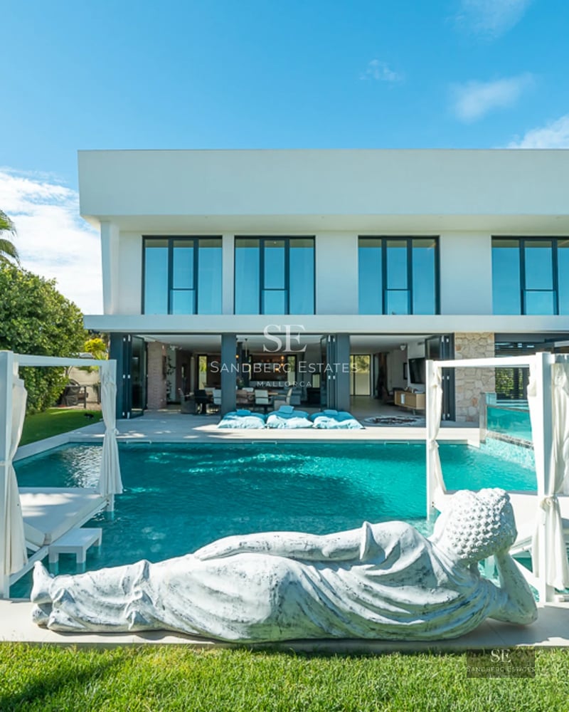 Exterior view of a modern house with pool. Minimalist architecture, large windows, manicured garden. Ambient lighting.