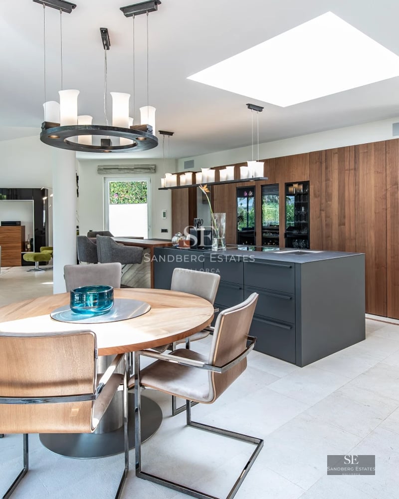 Exterior view of modern villa with infinity pool. Minimalist design, large windows, and lush gardens. Contemporary architecture.