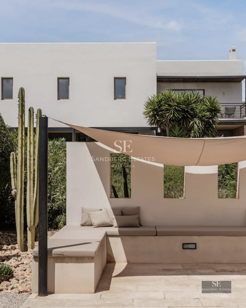 Exterior view of a modern villa with pool and lush garden. Minimalist design, large windows and manicured landscaping.