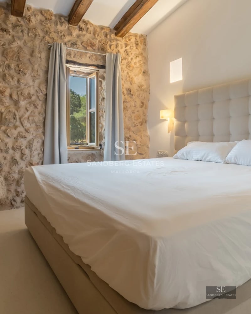 View of a luxurious villa with infinity pool. Modern design, large windows and natural surroundings. Elegance and comfort.