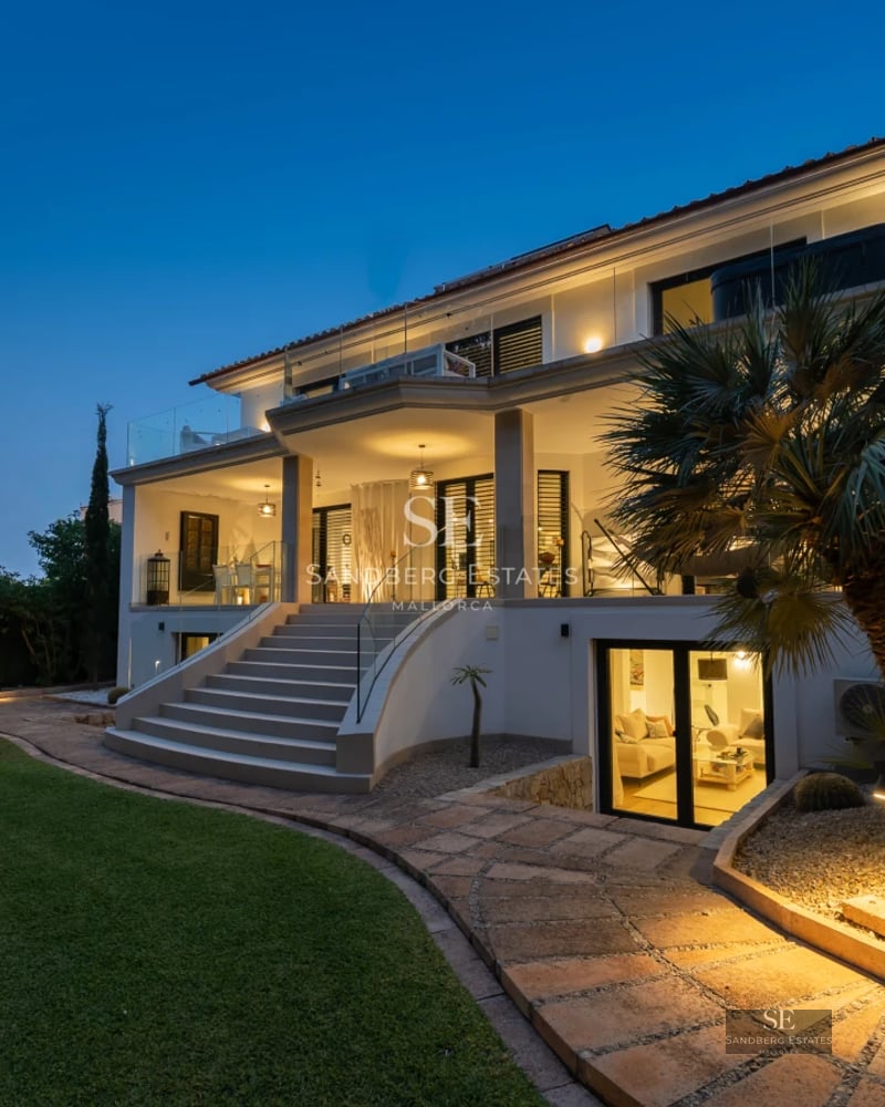 View of a modern villa with infinity pool and expansive outdoor spaces. Minimalist design featuring large windows and luxury finishes.
