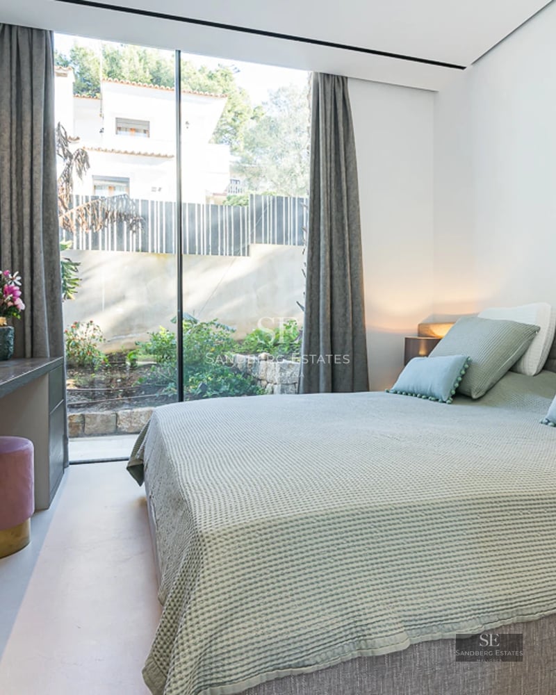 Spacious balcony with panoramic sea views. Modern and stylish furniture. Perfect for relaxing and enjoying the surroundings.