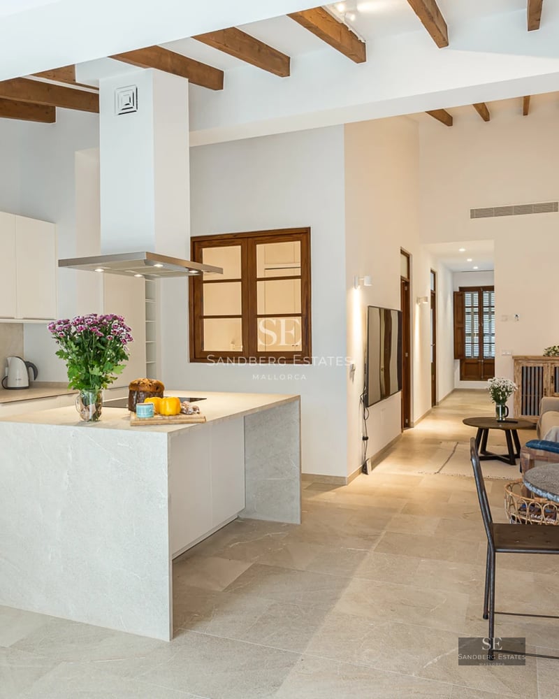 Spacious terrace with infinity pool and panoramic views. Modern design, wooden floors, and elegant furniture. Open and bright spaces.