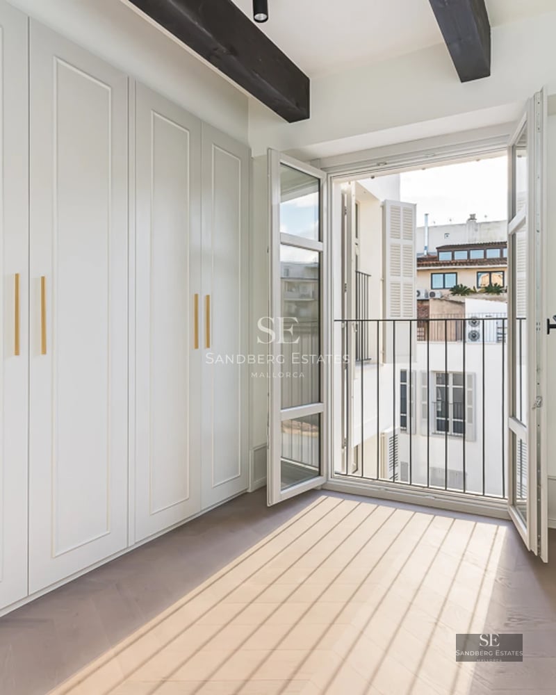 Exterior view of a modern villa with an infinity pool. Minimalist architecture, large windows and lush vegetation.