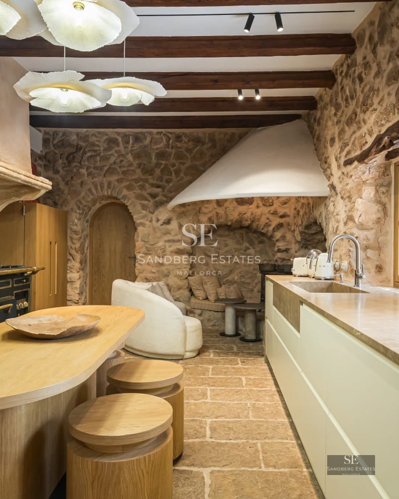 Bright living room with large windows, pool reflection, beige sofas, minimalist design, wooden floor. Elegance and comfort.