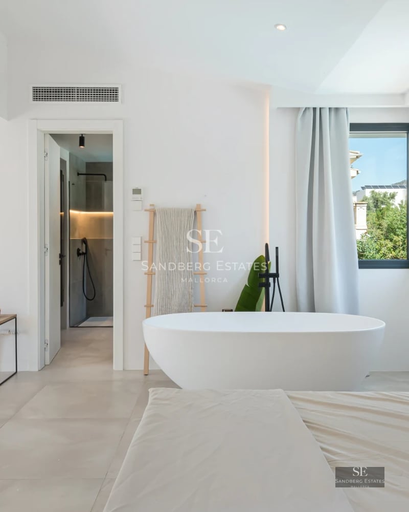 Exterior view of a modern villa featuring an infinity pool, lush garden, and minimalist architecture. Ambient lighting and landscaping.