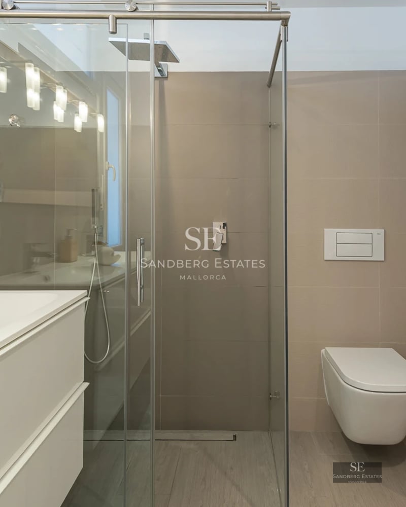 View of a modern villa with a pool, minimalist design, large windows, and lush garden. Luminous and elegant architecture.