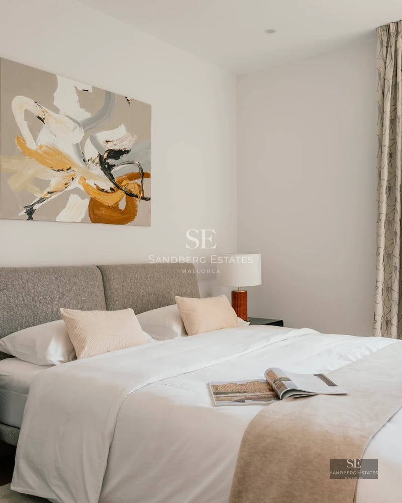 Infinity pool view with glass edge, surrounded by stone terrace and lush vegetation. Modern and minimalist architecture.