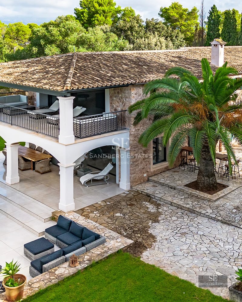 Image of a modern villa featuring a pool, garden, and barbecue area. Minimalist architecture, luxury finishes, and landscaped grounds.