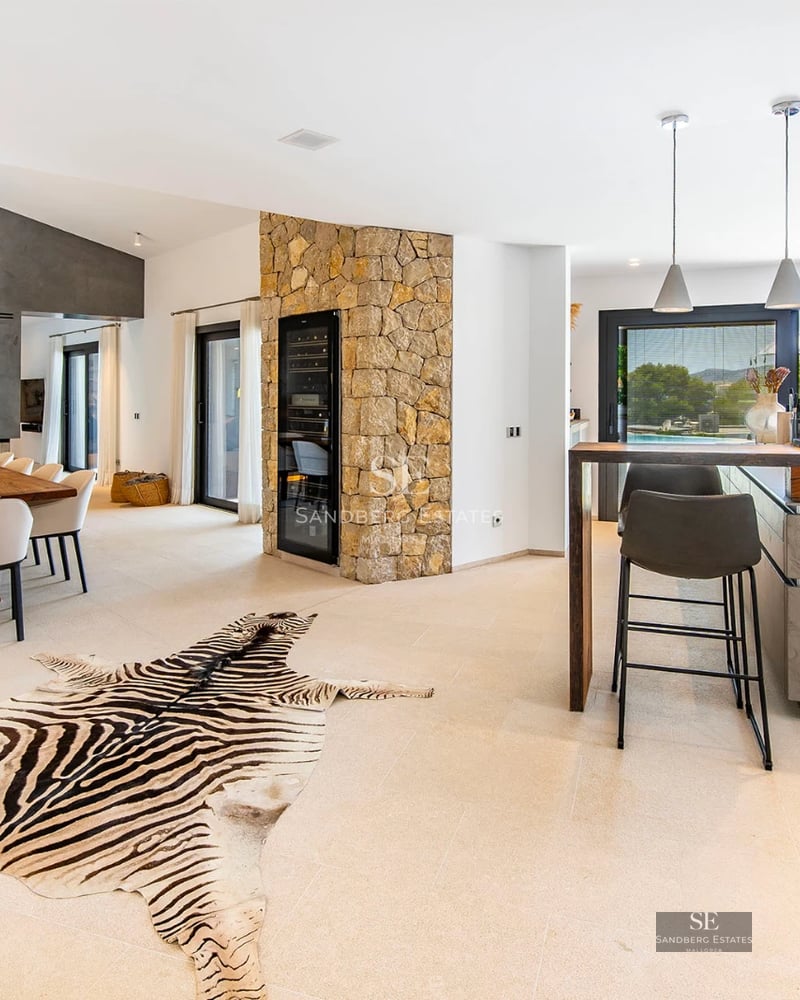 Exterior view of modern house with infinity pool, large garden, and minimalist architecture. White facade and large windows.