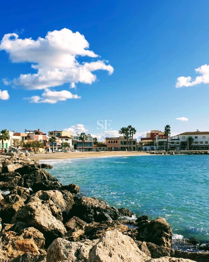 Exterior view of a modern house with a pool, garden, and large window. Minimalist architecture with high-quality finishes.