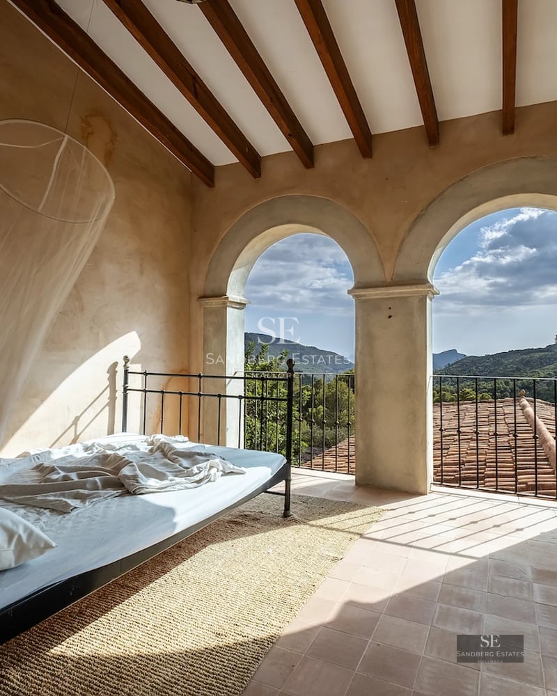 View of a luxurious villa featuring an infinity pool, gardens, and ocean views. Modern architecture, spacious terraces, and high-end finishes.