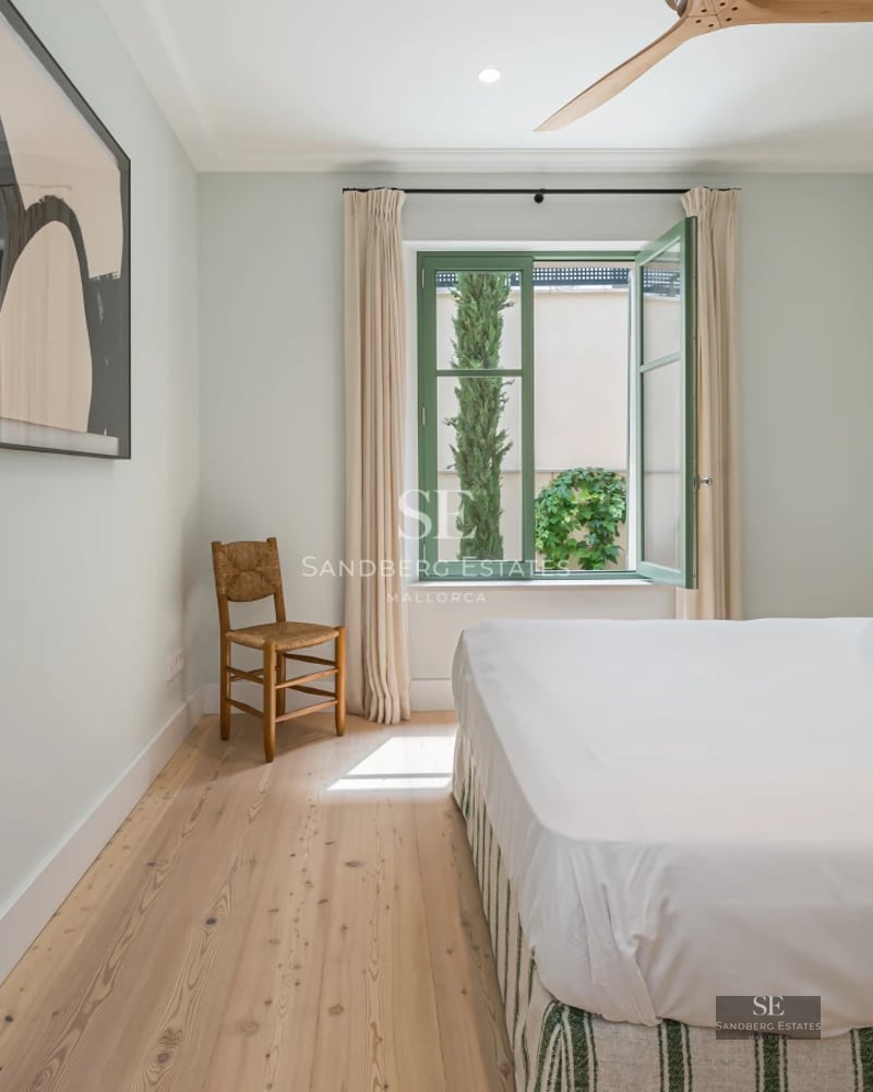 View of infinity pool with modern design. Large windows, terrace with sun loungers, manicured landscaping. Luxury and comfort.