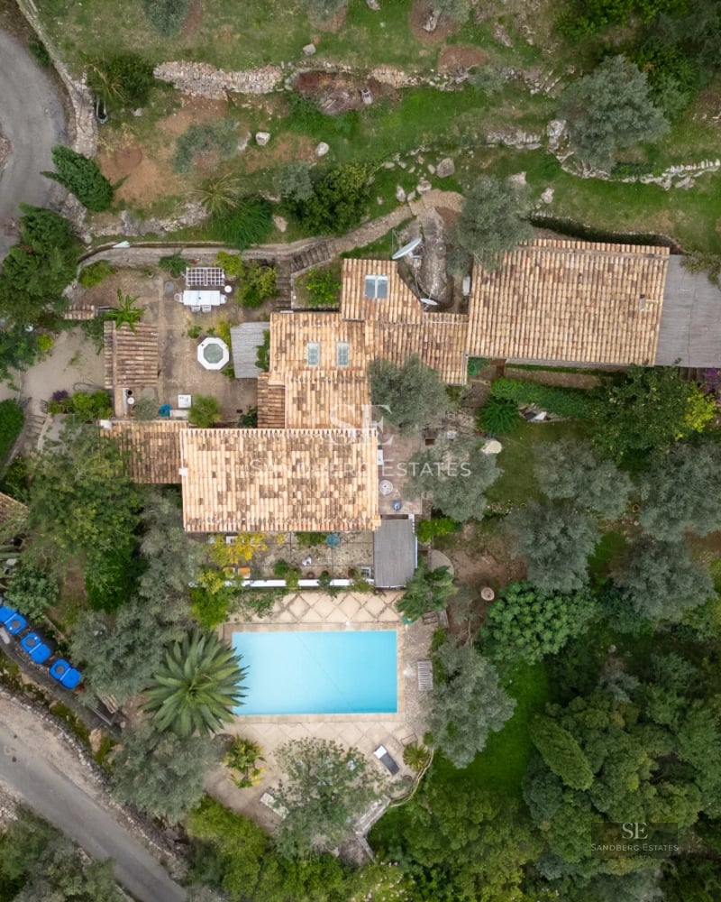 View of a luxurious property featuring a pool, landscaped garden, and modern architecture. High-quality design details.