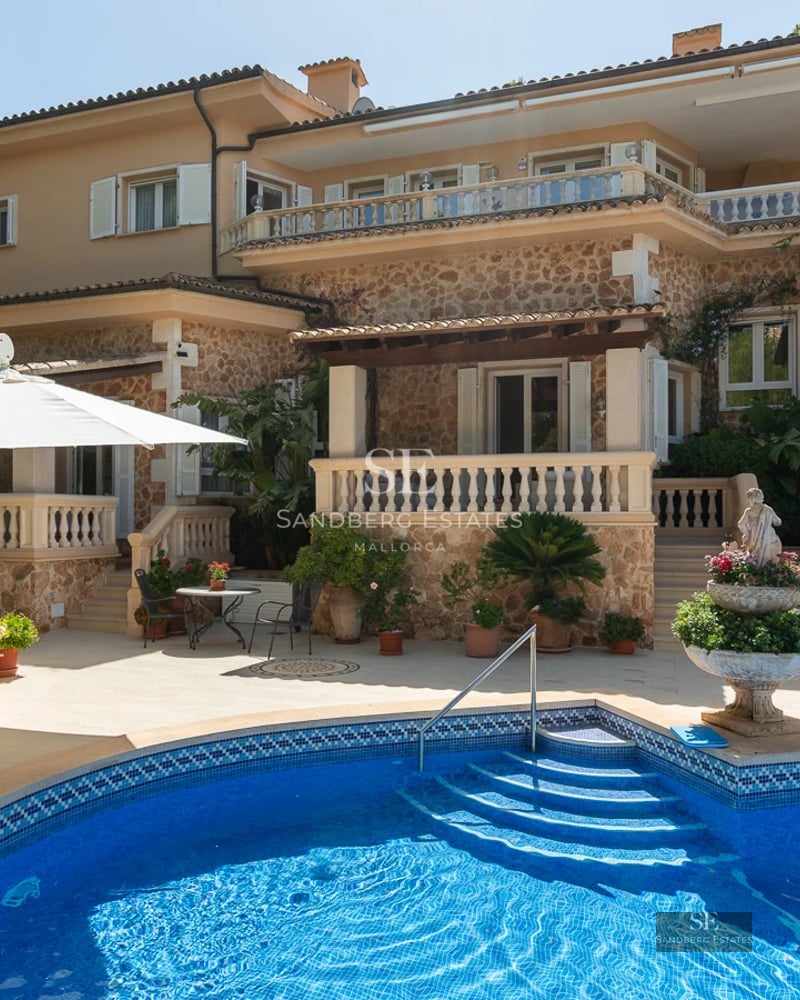 Spacious terrace with infinity pool and sea view. Modern design with elegant outdoor furniture and abundant natural light.