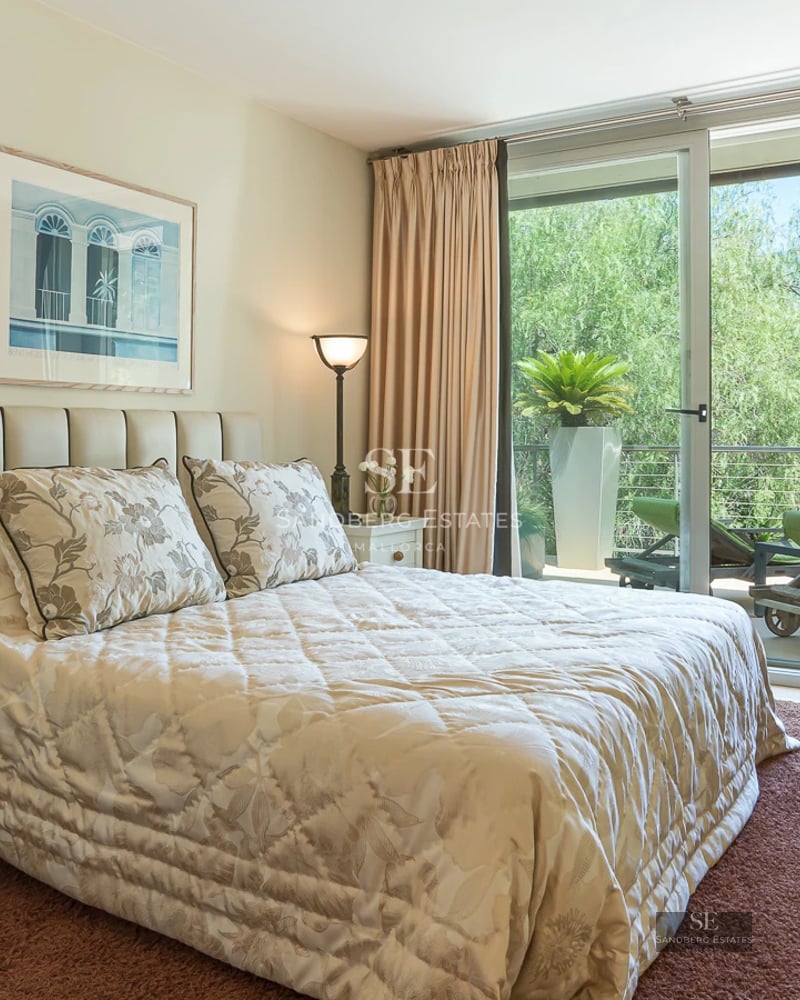 Spacious terrace with infinity pool and panoramic sea views. Modern and elegant furniture, ideal for relaxation and entertainment.