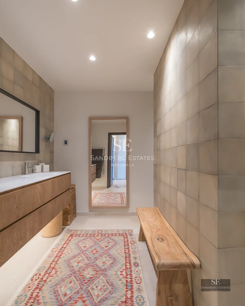 Grand balcon avec vue sur la mer. Mobilier d'extérieur moderne, garde-corps en verre et sol carrelé. Idéal pour se détendre et profiter.