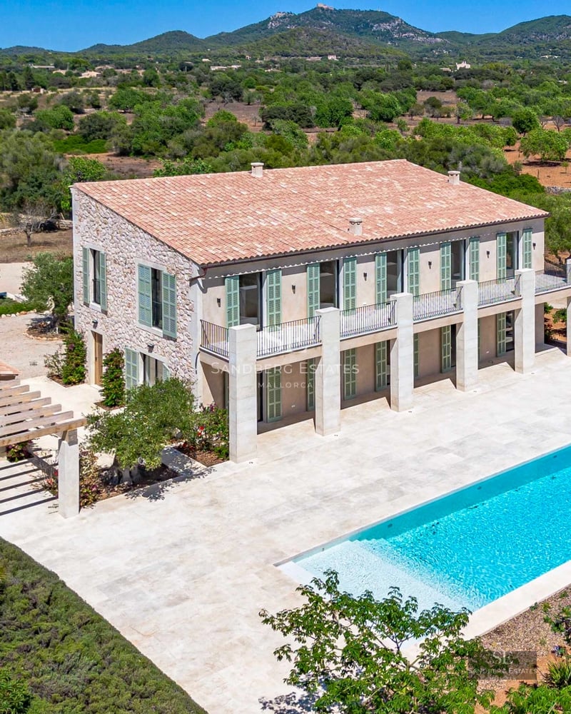 Wide view of a terrace with infinity pool and panoramic sea views. Modern, minimalist design and high-quality finishes.