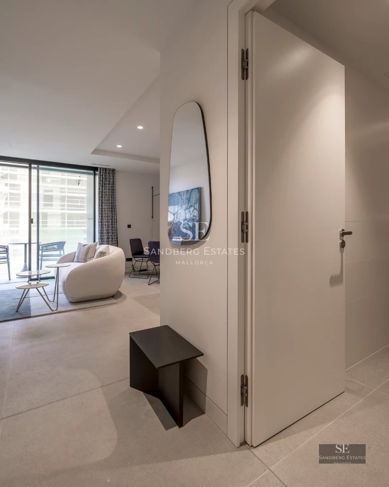 Spacious terrace with infinity pool, elegant sun loungers and panoramic sea views. Modern and minimalist design.