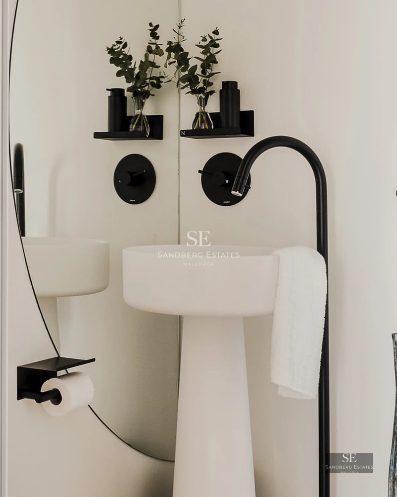 Expansive infinity pool with panoramic views, surrounded by a wooden deck and lush greenery. Modern and elegant architectural design.